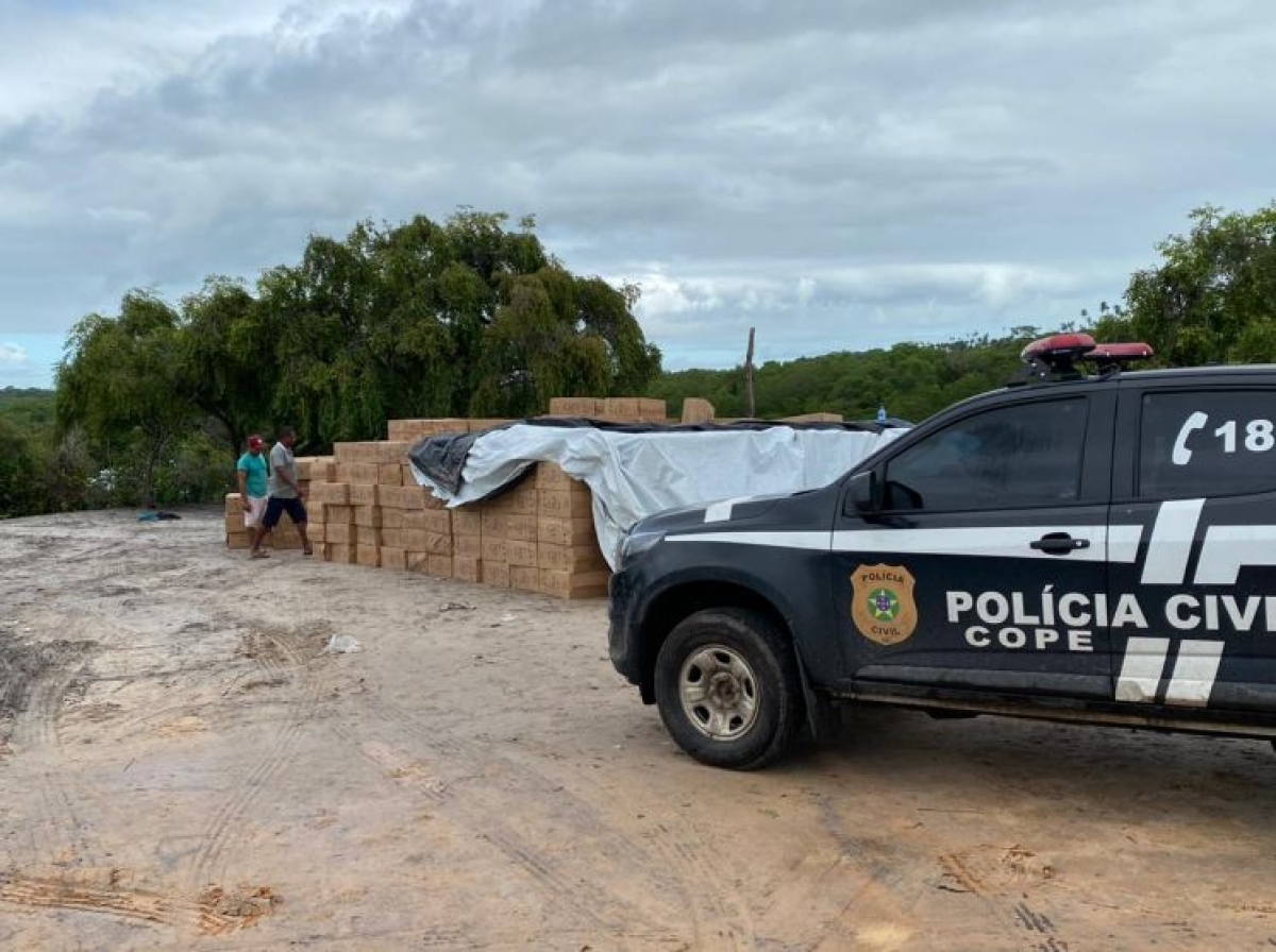 Operação flagra carga de cigarros contrabandeada em embarcações na cidade de Indiaroba (Foto: SSP/SE)