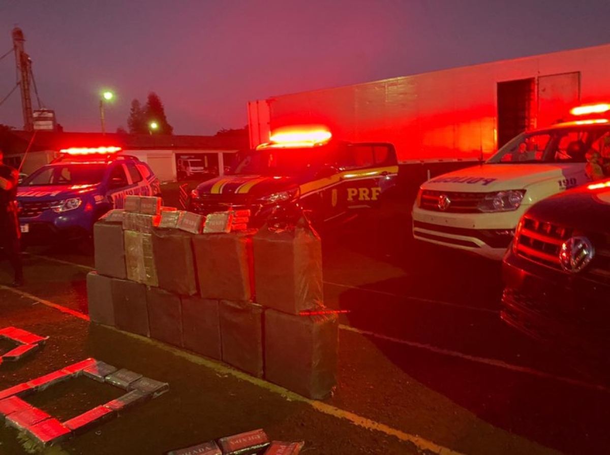 PRF em GO e MT, em conjunto com PMGO, fazem maior apreensão de pasta base de cocaína da história em BRs goianas (Foto: PRF)