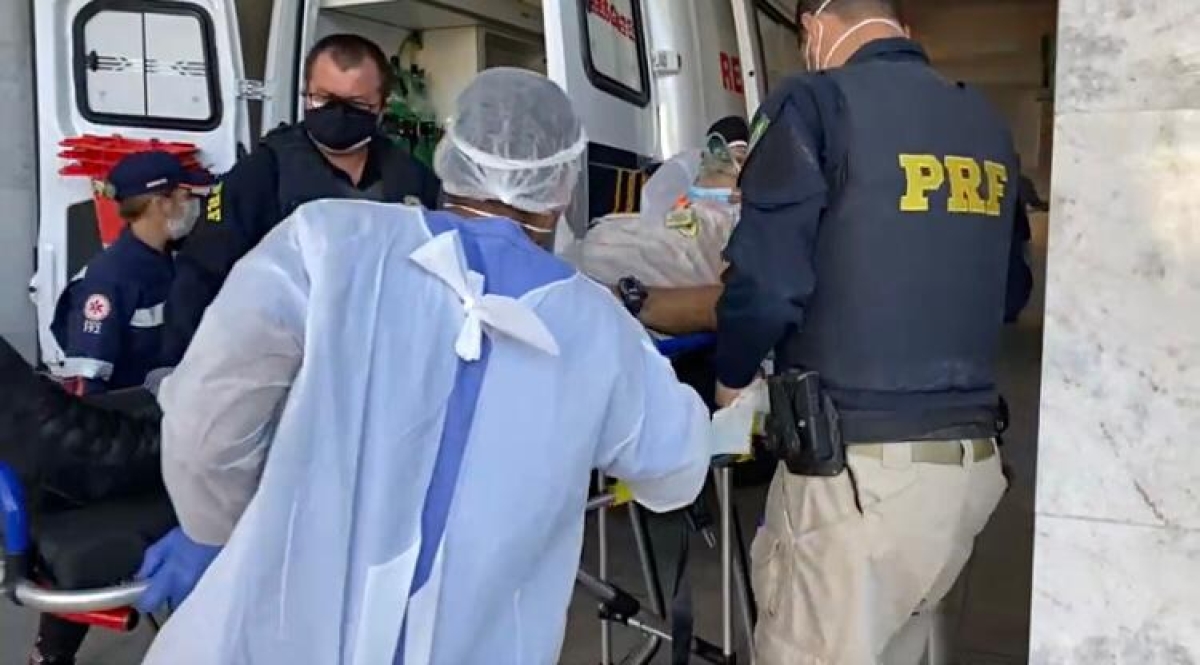 Aracaju/SE: PRF auxilia profissionais de saúde após incêndio no Hospital Nestor Piva (Foto: PRF/SE)