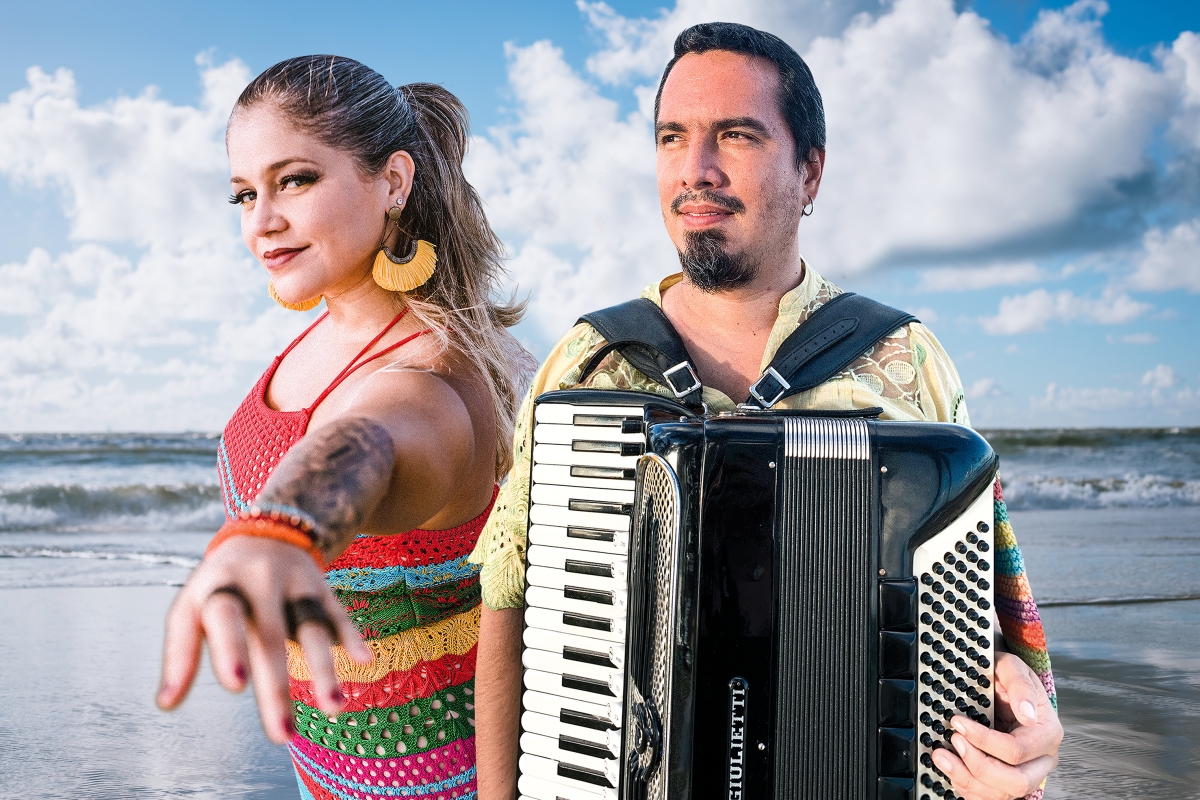 Rebecca Melo comemora chegada de Junho lançando feat com Lucas Campelo (Foto: Divulgação)