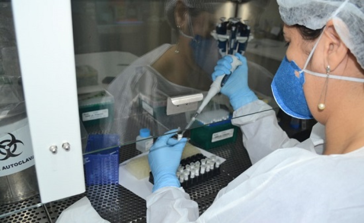 O Lacen faz a investigação microbiológica em Sergipe (Foto: SES/SE)