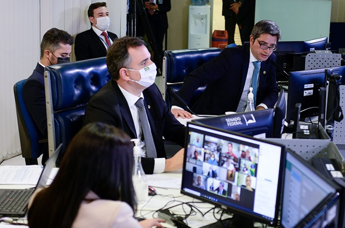O presidente do Senado, Rodrigo Pacheco (no centro), e o senador Carlos Portinho (à direita): autor e relator do projeto, que permite que clubes de futebol se tornem empresas de sociedade anônima (Foto: Pedro França/ Agência Senado)
