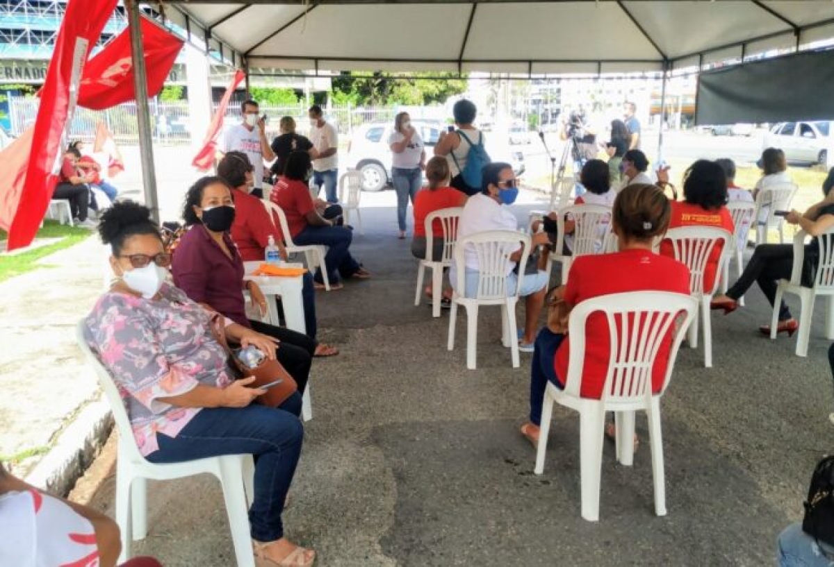 Ato dos professores aposentados aconteceu em frente ao Palácio de Despachos (Foto: Site Iran Barbosa)