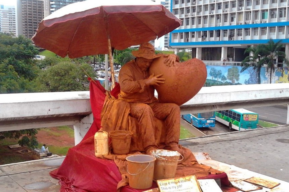 Artista de rua próximo à rodoviária de Brasília; projeto de Veneziano Vital do Rêgo garante liberdade para o trabalho de artistas também nos transportes urbanos (Foto: Lindomar Cruz/ Agência Senado)