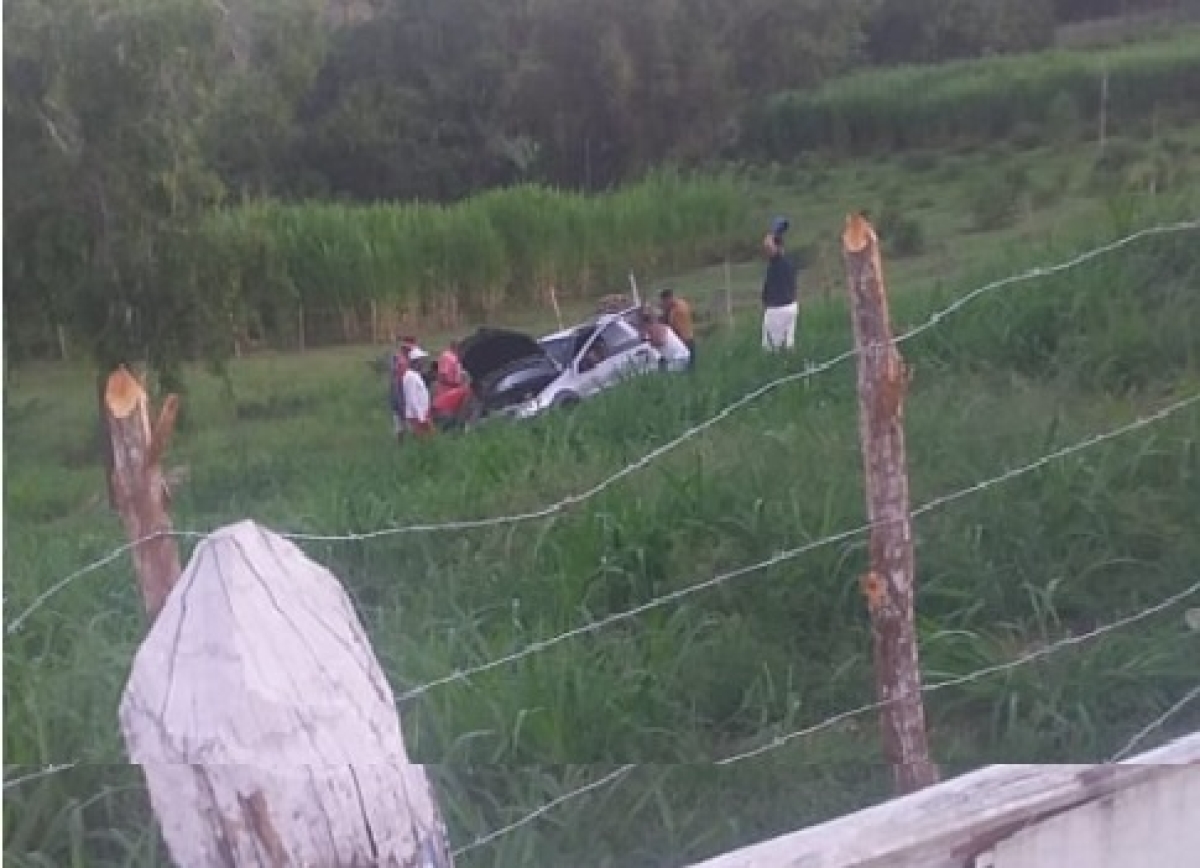 O condutor do veículos não teve ferimentos (Foto: CPTran)