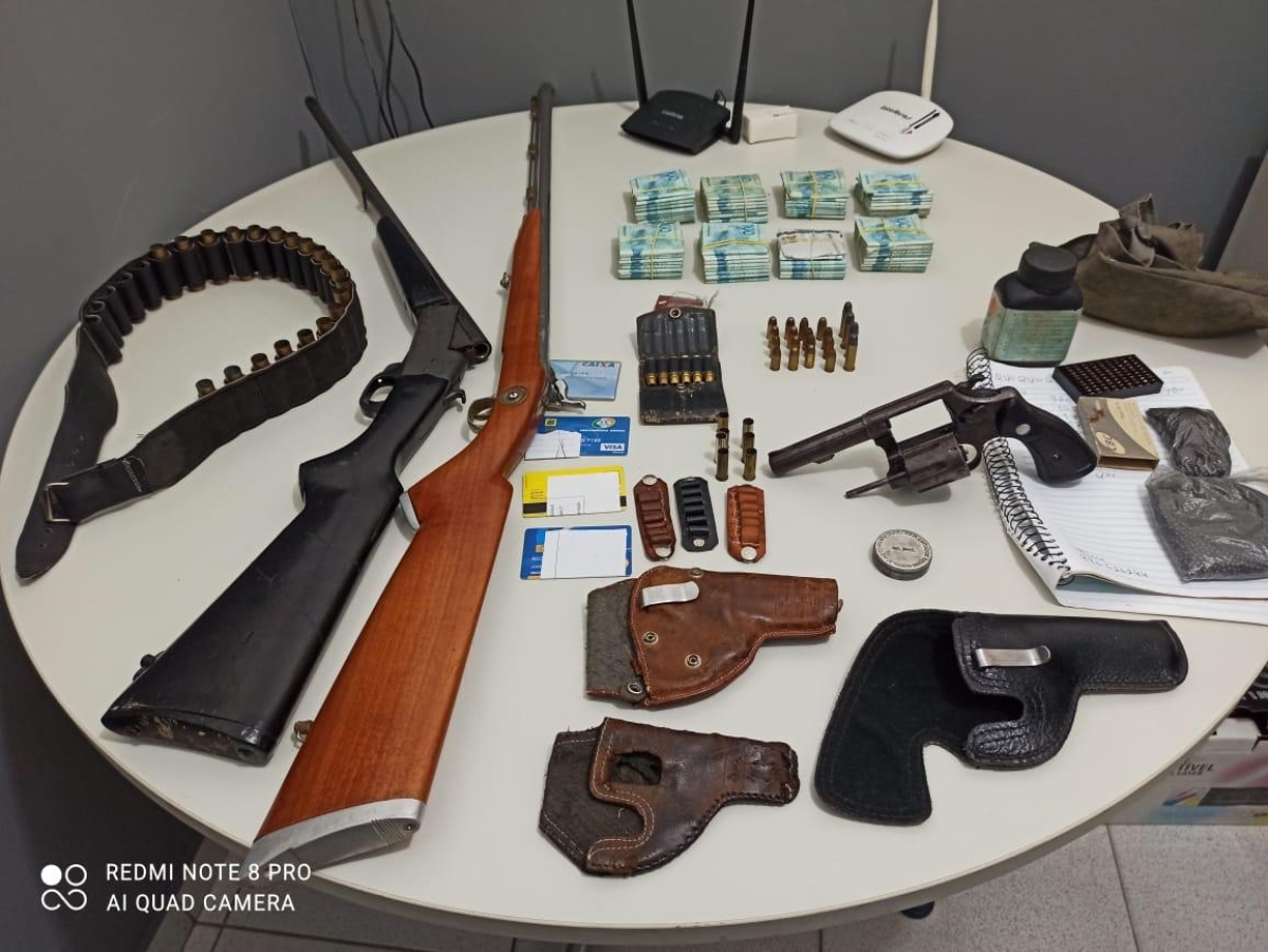 Polícias Civil e Militar apreendem material bélico e elevada quantia de dinheiro em Lagarto (Foto: SSP/SE)