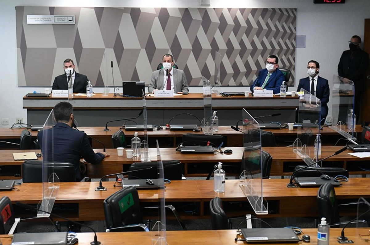 Médicos Ricardo Zimerman e Francisco Cardoso, com o presidente da CPI, Omar Aziz ao centro: reunião com baixa presença de oposicionistas (Foto: Jefferson Rudy/ Agência Senado)