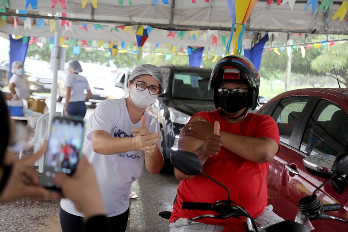 Aracaju vacina mais de 20 mil pessoas no fim de semana e imunização atinge 37% da população (Foto: Sergio Silva/ Prefeitura de Aracaju)