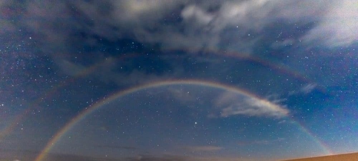 Um raríssimo arco-íris lunar é registrado nos Lençóis Maranhenses (Foto: Olhar Digital)