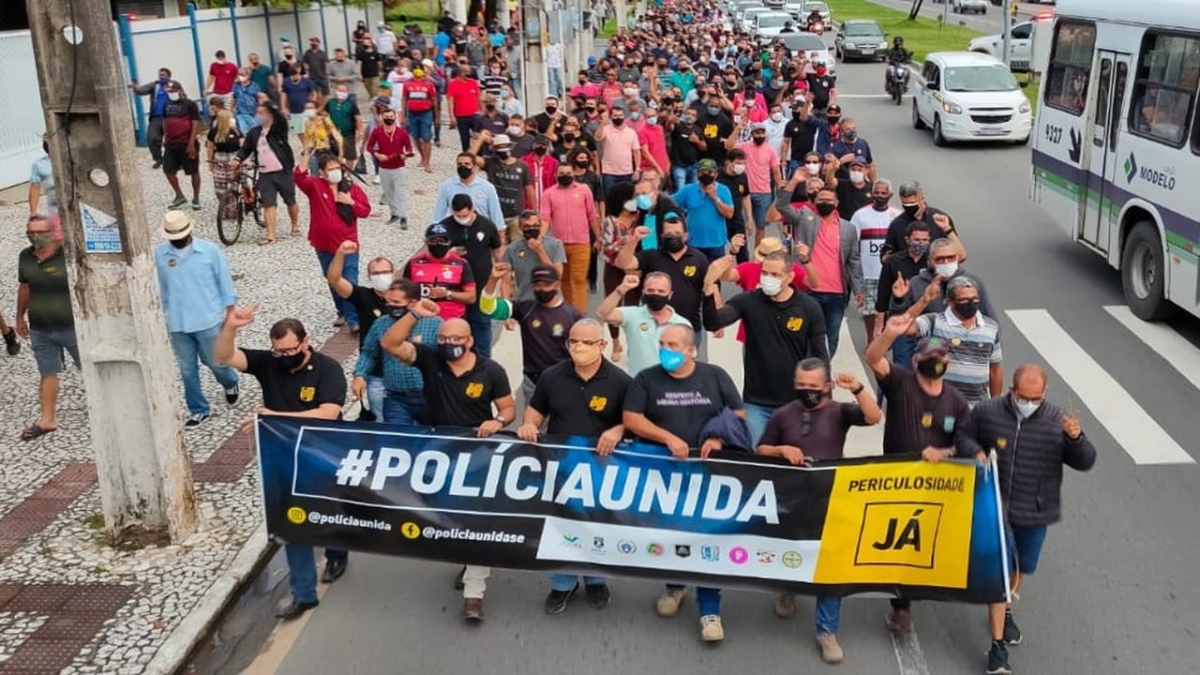 Assembleia do Movimento Polícia Unida: Policiais e bombeiros de Sergipe decidiram pelo estado de alerta nos 75 municípios (Foto: Sinpol/SE)