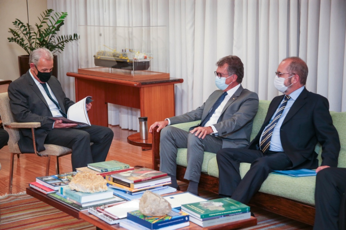 Laércio Oliveira fala com ministro sobre desenvolvimento do polo de fertilizantes de Sergipe (Foto: Assessoria Laércio Oliveira)