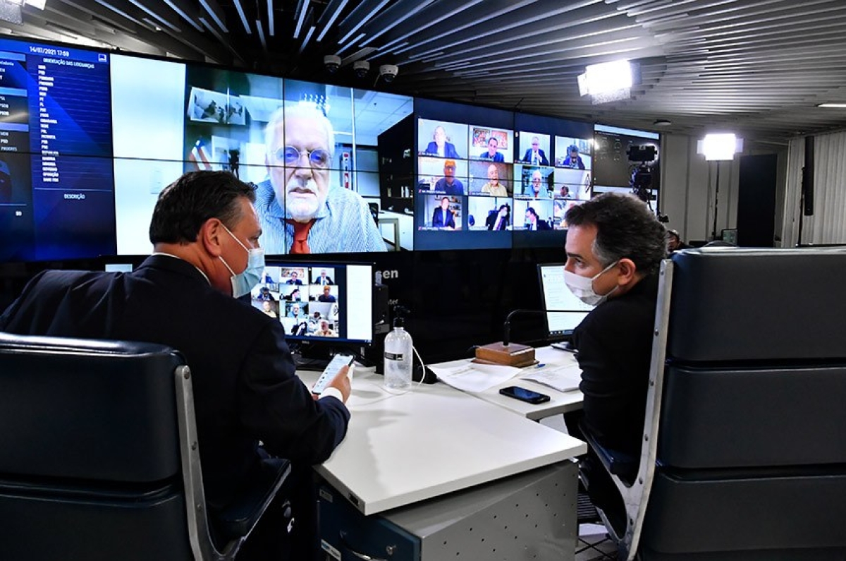 Carlos Fávaro (PSD-MT), autor da proposta, conversa com o presidente do Senado, Rodrigo Pacheco, durante a sessão deliberativa ordinária; texto teve Nelsinho Trad (PSD-MS) como relator e vai à Câmara (Foto: Waldemir Barreto/ Agência Senado)