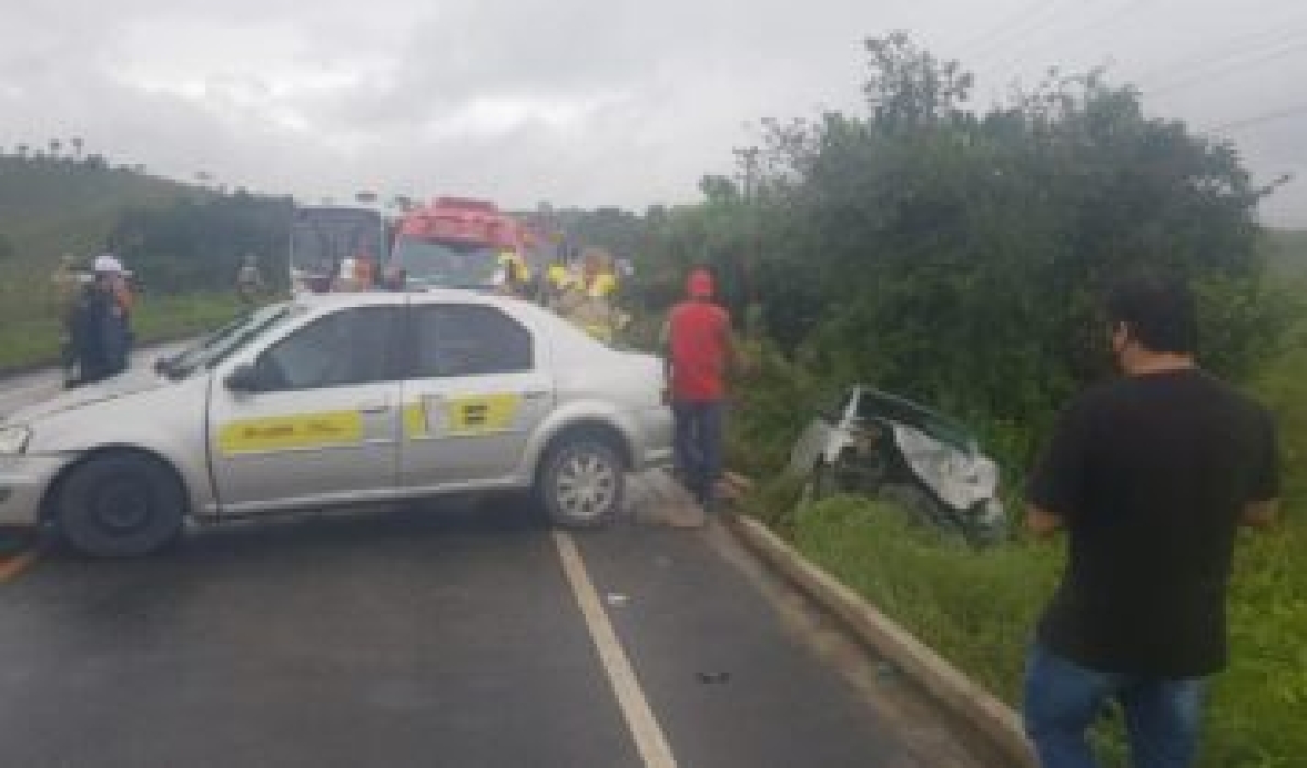 Colisão aconteceu por volta das 09h e deixou quatro pessoas feridas (Foto: Ascom/CPTran)