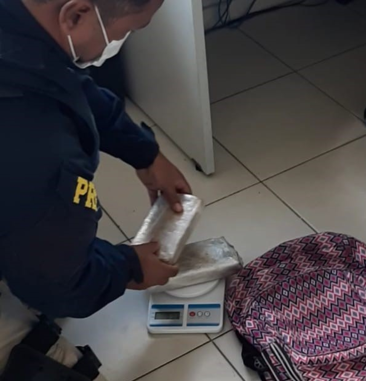 Sergipe: Durante fiscalização em ônibus, PRF localiza tabletes de maconha em mochila de passageiro (Foto: PRF/SE)