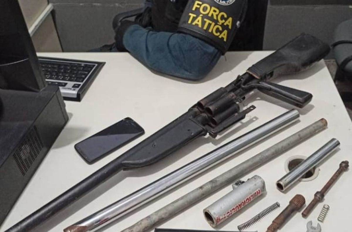 PM prende suspeito de fabricar armas artesanais no Bairro Santa Maria (Foto: PM/SE)