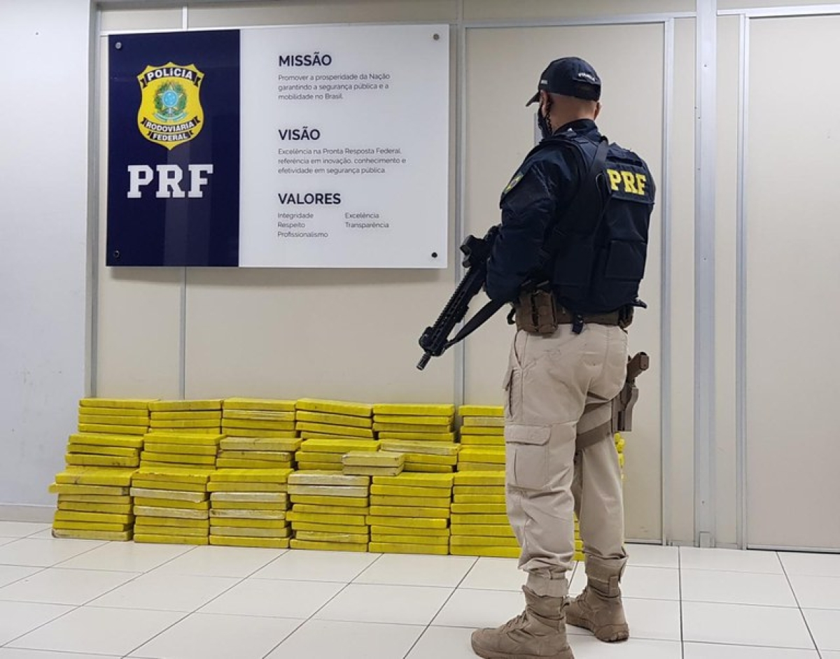 Nossa Sra. do Socorro: PRF apreende quase 200 quilos de maconha em micro-ônibus (Foto: PRF/SE)