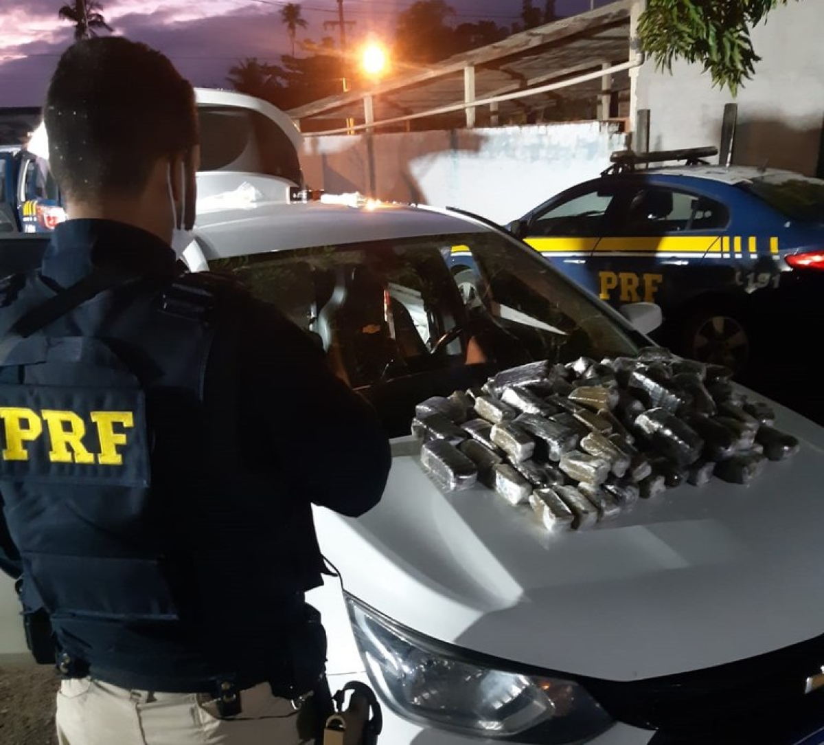 BR-101: Denúncia anônima ajuda PRF na apreensão de 30 quilos de haxixe (Foto: PRF/SE)