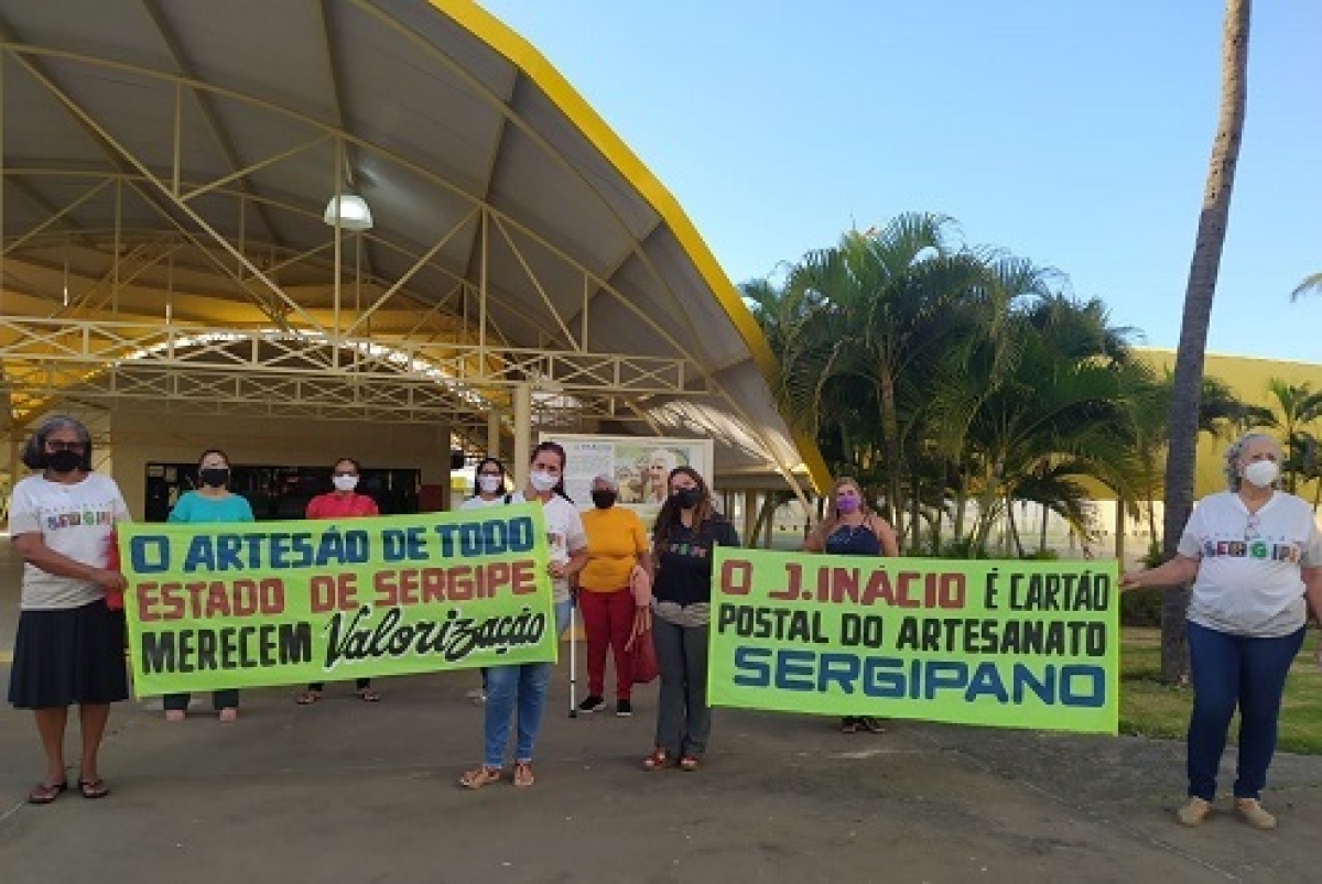 Artesãs protestam contra uso administrativo do Centro J. Inácio (Foto: Débora Maranhão)