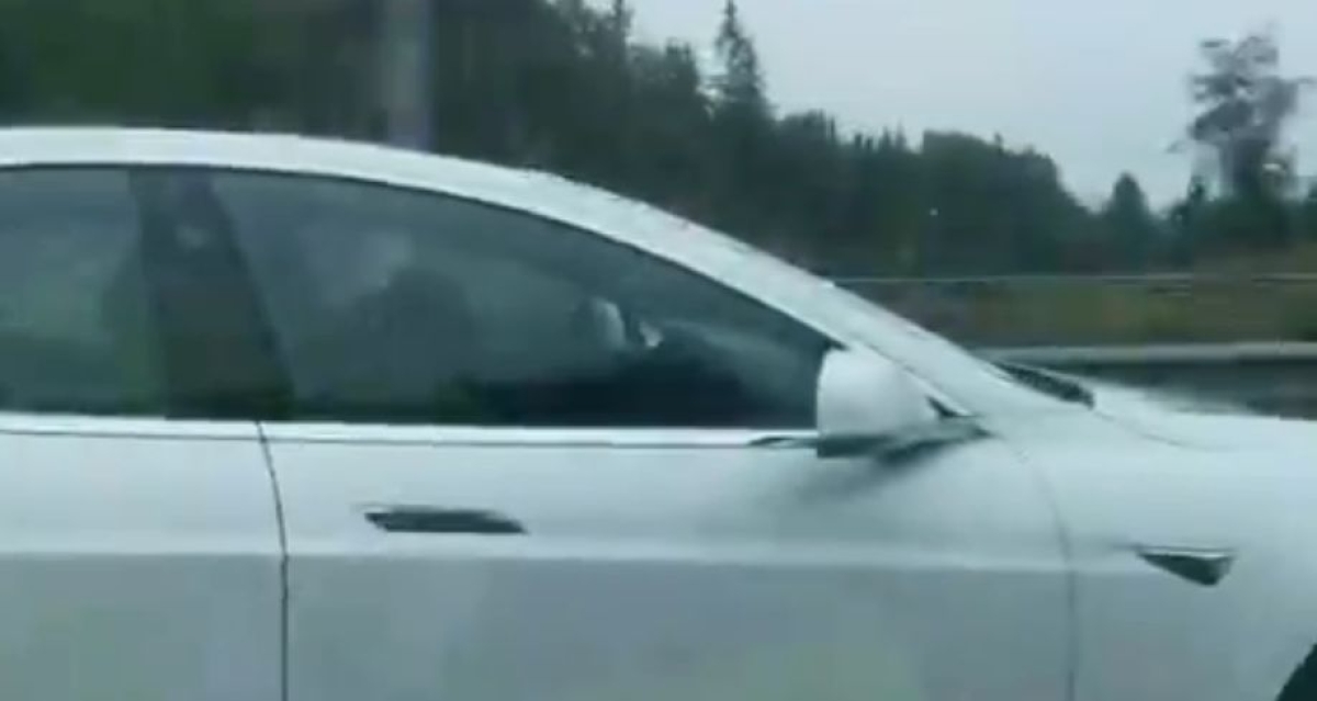 Bêbado, motorista dorme ao volante de Tesla a 100 km/h ligado no Autopilot (Imagem: Reprodução)