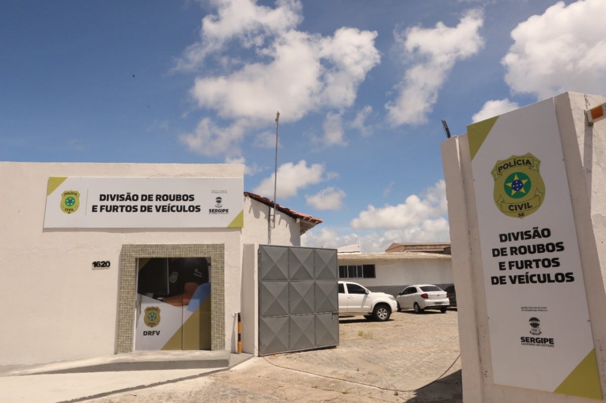 PC recupera veículos e prende homem em flagrante por porte ilegal de arma e adulteração de sinais de identificação veicular (Foto: SSP/SE)