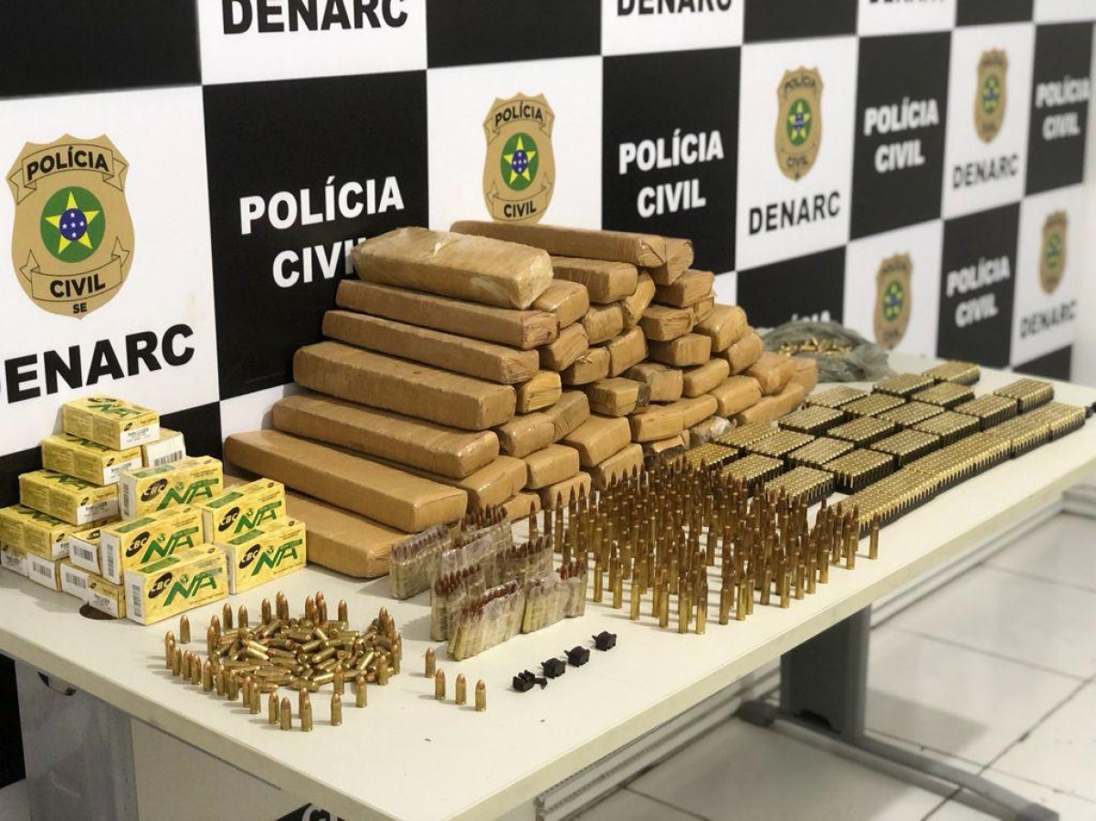 Denarc prende suspeito de ser destinatário de carga de armas e munições que vinha do Rio de Janeiro para Sergipe (Foto: SSP/SE)