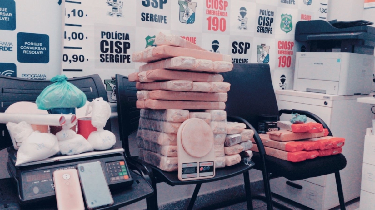 Ação conjunta apreende 37kg de maconha enterrados em casa na Barra dos Coqueiros (Foto: SSP/SE)