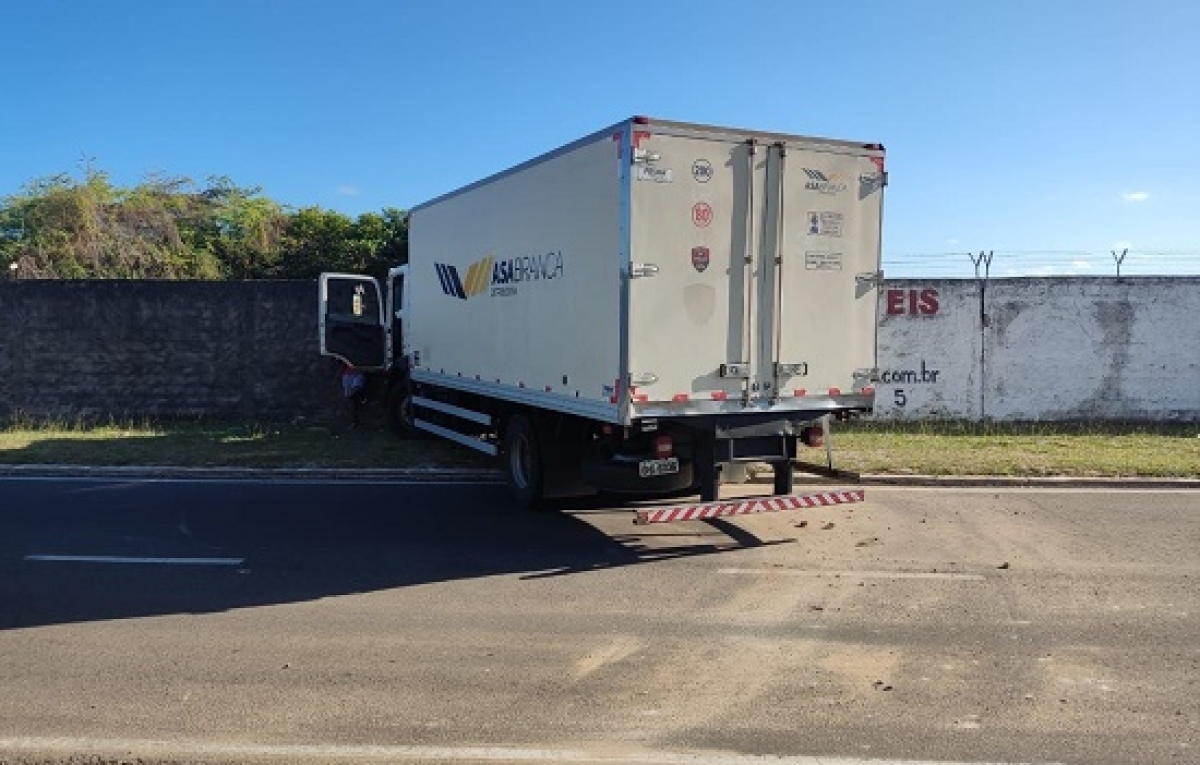 Caminhão colide no muro do Aeroporto de Aracaju (Foto: Portal Infonet)