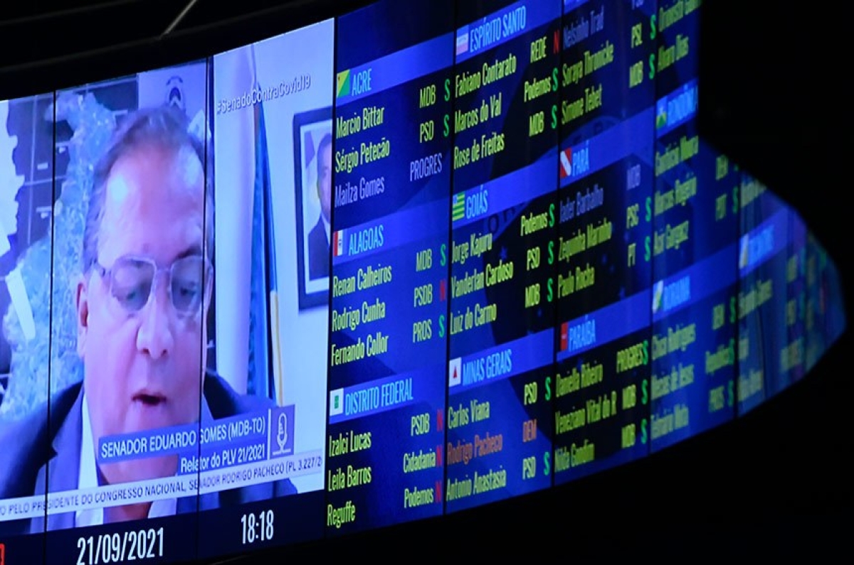 O relator, senador Eduardo Gomes, rejeitou 36 emendas apresentadas ao texto. Em Plenário, quatro requerimentos de destaque para votação de emendas foram retirados pelos autores (Foto: Jefferson Rudy/ Agência Senado)