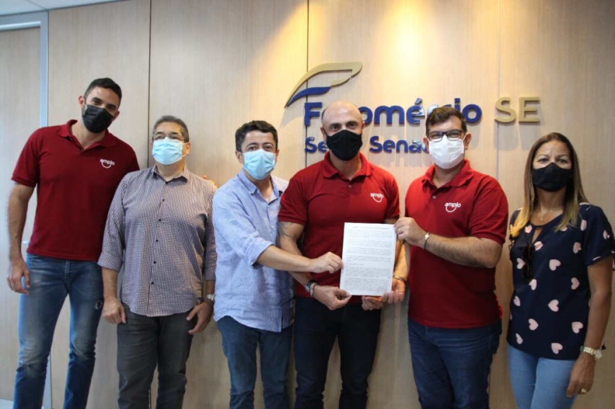 Convênio assinado entre Sicofase e Amplo Benefícios (Foto: James Silva/ Fecomércio/SE)