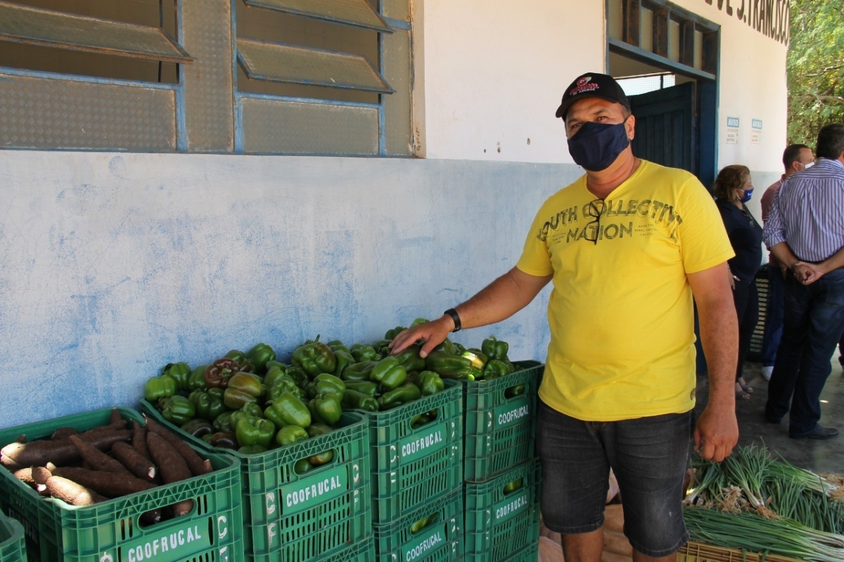 Pedro Feitosa, irrigante do perímetro Califórnia que participa do PAA Estadual (Foto: Fernando Augusto/ Cohidro/SE)