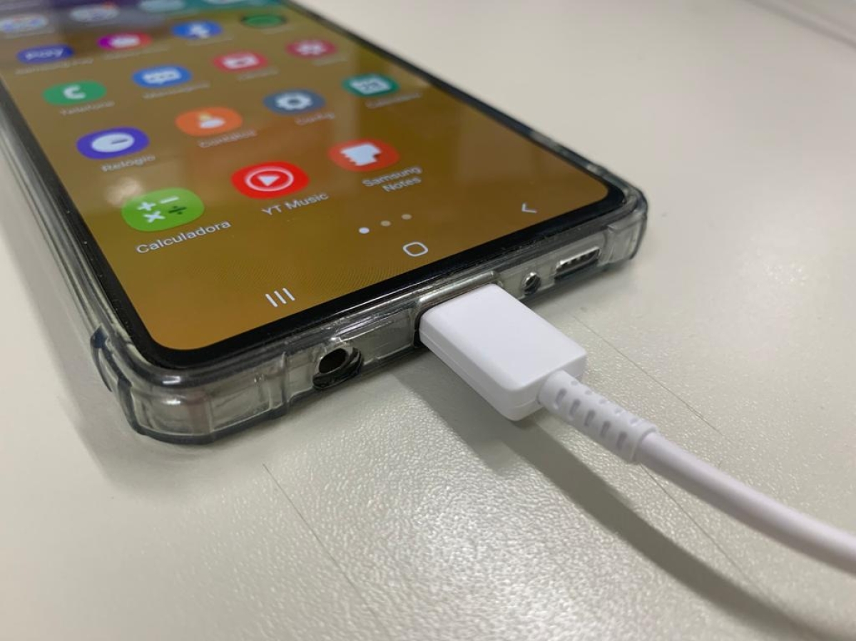 Saiba como evitar acidentes elétricos ao utilizar o aparelho celular em casa (Foto: Assessoria Energisa Sergipe)