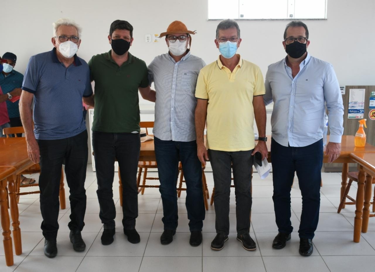 Laércio Oliveira discute com produtores do alto sertão sergipano a construção do Canal Xingó (Foto: Site Laércio Oliveira)