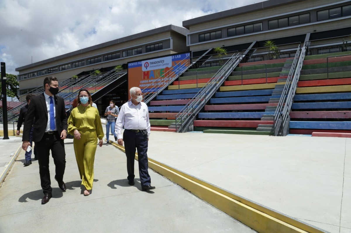 Unit apresenta projeto do Memorial de Sergipe à vice-prefeita de Aracaju (Foto: Jamisson Souza)