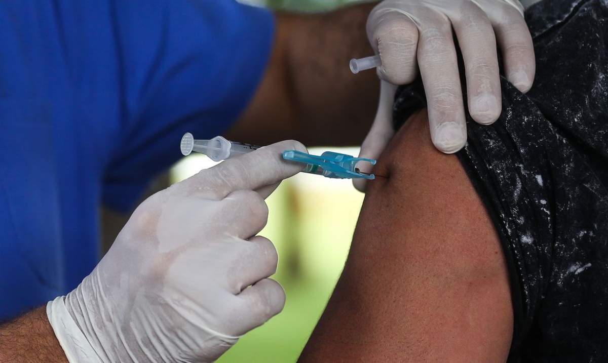 Ministério da Saúde recomendou vacinação apenas de adolescentes com comorbidades (Foto: Marcello Casal Jr/ Agência Brasil)