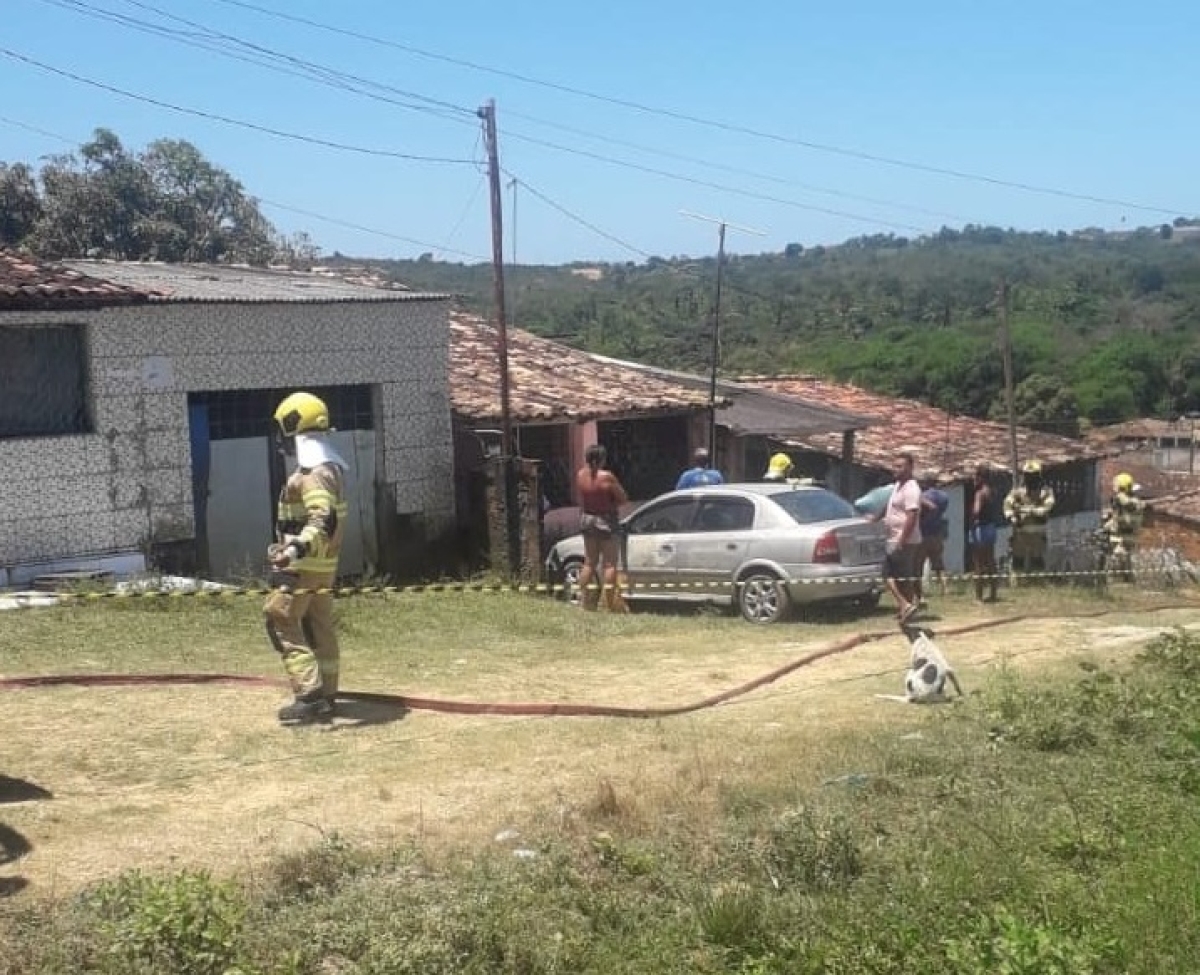 Idosa de 91 anos morre carbonizada após incêndio em residência (Goto: Grupo WhatsApp/ JNS News)