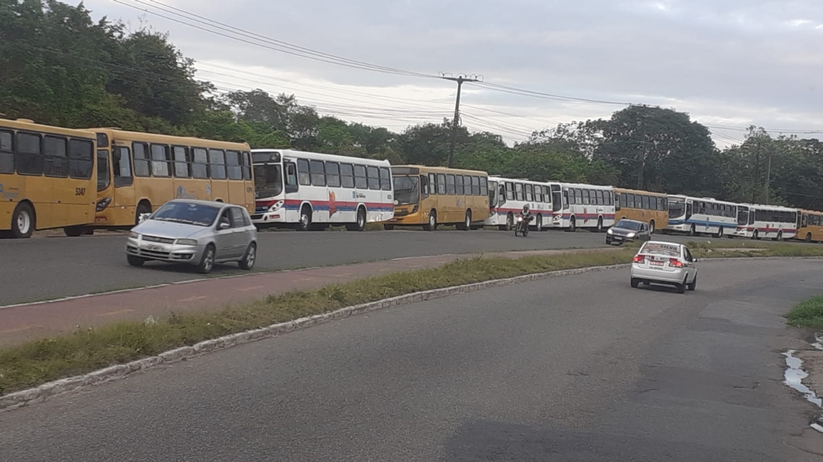 ?nibus estão paralisados em frente a empresa (Foto: Grupo Pé Embaixo)