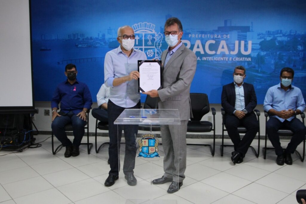 Laércio Oliveira, presidente do Sistema Fecomércio/Sesc/Senac, e Edvaldo Nogueira, prefeito de Aracaju, celebram convênio para realização do Natal Iluminado 2021 (Foto: Luana Cardoso/ Fecomércio/SE)