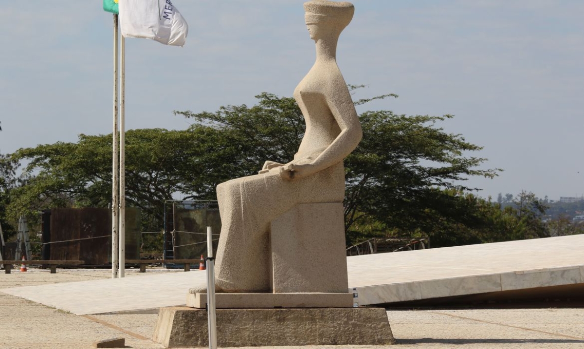 A Justiça é uma escultura localizada em frente ao prédio do Supremo Tribunal Federal, na Praça dos Três Poderes, em Brasília, no Distrito Federal (Foto: Fabio Rodrigues Pozzebom/ Agência Brasil)