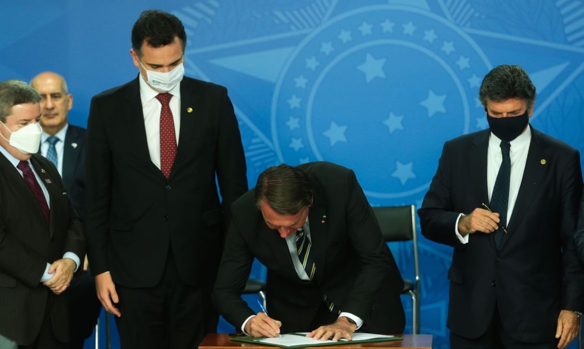 Os presidentes do Senado, Rodrigo Pacheco, da República, Jair Bolsonaro e do Supremo Tribunal Federal (STF), Luiz Fux, durante cerimônia de sanção do projeto de lei que cria o Tribunal Regional Federal da 6ª Região (Foto: Valter Campanato/ Agência Brasil)