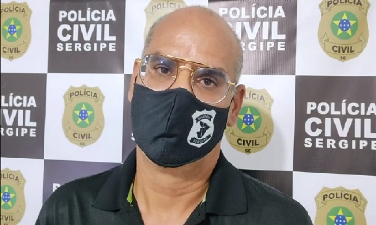 O delegado Mário Leony passou as informações do depoimento do suspeito (Foto: Reprodução de vídeo da SSP/SE)