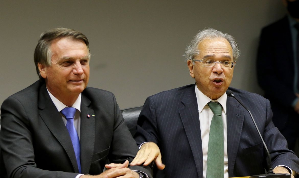 O presidente da República, Jair Bolsonaro, e o ministro da economia, Paulo Guedes, fazem declaração conjunta à imprensa no auditório do Ministério da Economia, em Brasília (Foto: Wilson Dias/ Agência Brasil)