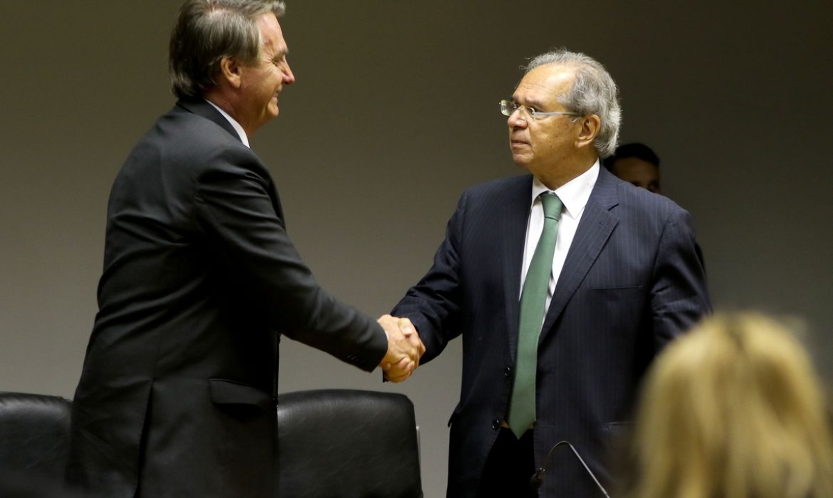 O presidente da República, Jair Bolsonaro, e o ministro da economia, Paulo Guedes, fazem declaração conjunta à imprensa no auditório do ministério da economia em Brasília (Foto: Wilson Dias/ Agência Brasil)