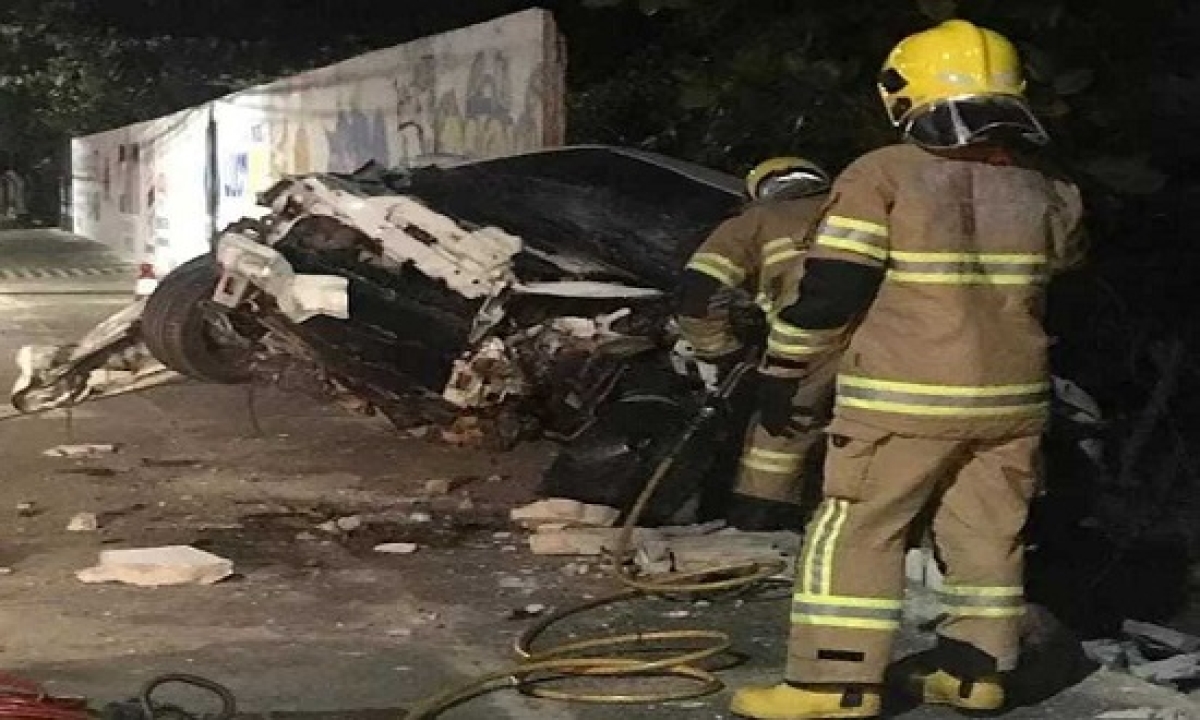 Carro bate em muro na Orla e deixa um homem morto e uma mulher ferida (Foto: CBM/SE)