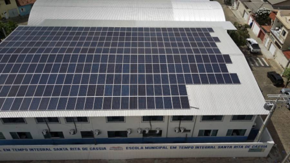 Luciano Pimentel destaca projeto de energia solar implantado nas escolas da rede municipal de Brumado (Foto: Assessoria Luciano Pimentel)