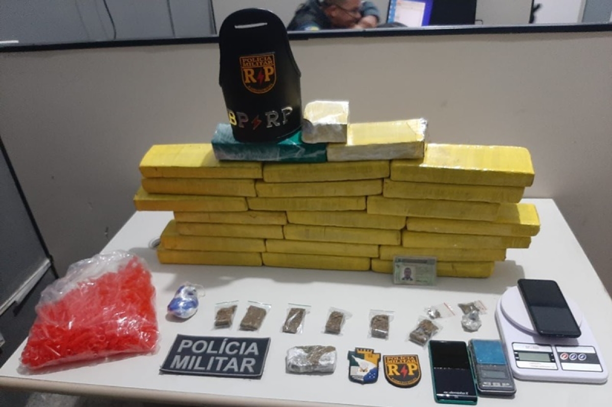 PM prende homem por suspeita de tráfico e apreende drogas no Bairro Jabotiana (Foto: PM/SE)