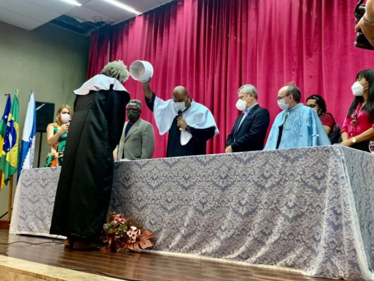 Momento em que Severo D´Acelino recebeu o título de doutor honoris causa (Foto: Site Iran Barbosa)