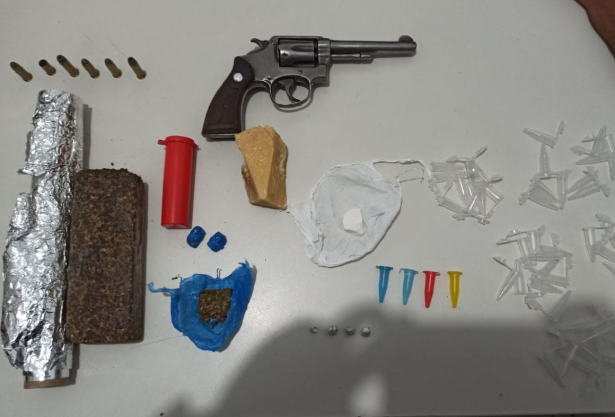 PM e PC: operação resulta na apreensão de arma de fogo e drogas em Lagarto (Foto: SSP/SE)