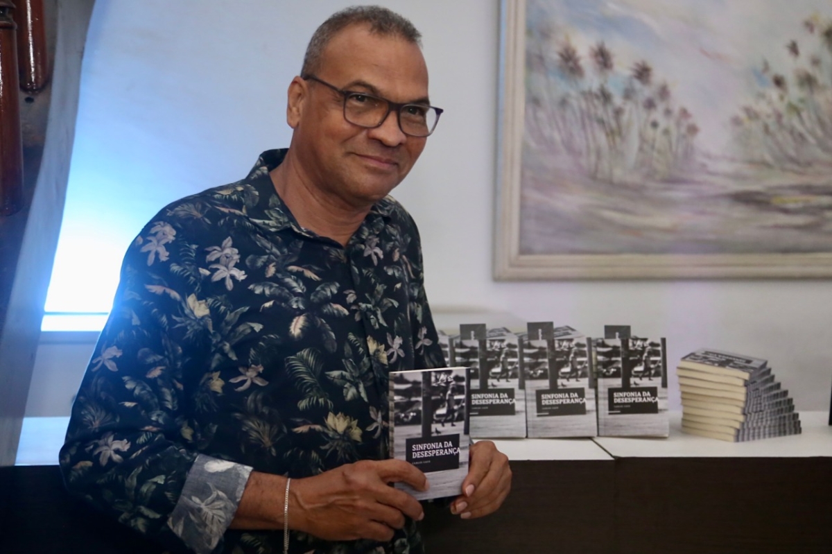 Carlos Cauê retrata a pandemia em seu novo livro: "não podemos passar incólume vendo morrer milhões de pessoas pelo mundo" (Foto: Marcelle Cristinne)