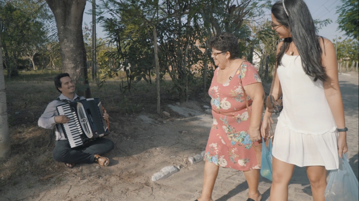 Lucas Campelo em videoclipe de "Mimo do Céu" (Imagem: Frame do Clipe) 