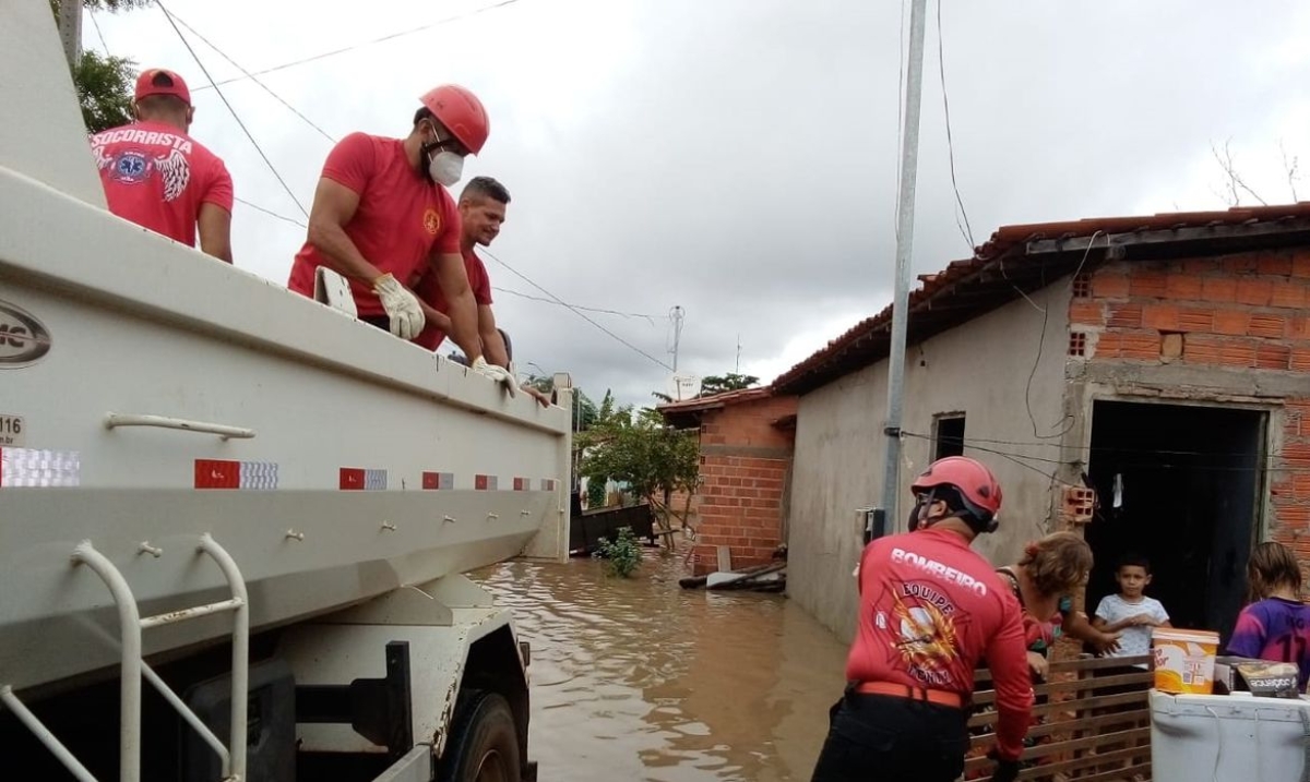 Defesa Civil remove famílias em área de risco na Vila Apolônia em Teresina (Foto: Antônio Dilson Fernandes/ Ascom SEMDEF)